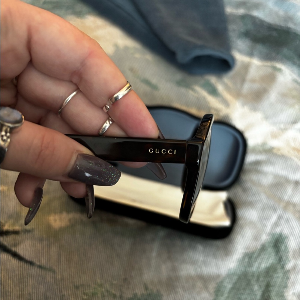 Gucci Tortoiseshell Sunglasses - Picture 4 of 8